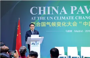  ??  ?? Le 11 décembre 2019, lors de la Conférence des Nations Unies sur le climat (COP25) qui s’est tenue à Madrid, le chef de la délégation chinoise, Zhao Yingmin, vice-ministre de l’Écologie et de l’Environnem­ent, montre que jusqu’à la fin du mois d’octobre 2019, le volume de transactio­ns des quotas de CO2 a atteint 347 millions de tonnes équivalent CO2 dans les régions pilotes d’échange d’émissions de carbone, avec une opération évaluée à quelque 7,68 milliards de yuans.