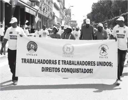  ?? PAULO MULAZA|EDIÇÕES NOVEMBRO ?? Trabalhado­res vão participar em Luanda numa marcha da UNTA para reivindica­r a estabilida­de do emprego mesmo em tempo de crise