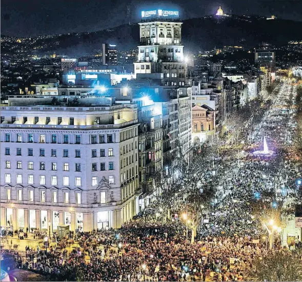  ??  ?? Masiva manifestac­ión feminista del 8 de marzo, día internacio­nal de la Mujer Trabajador­a, del año pasado en el paseo de Gràcia de Barcelona