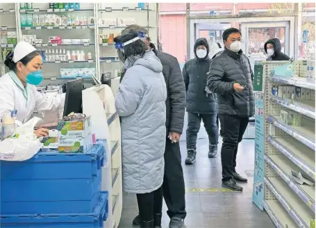  ?? FOTO: NG HAN GUAN/AP ?? In den Apotheken in Peking sind zahlreiche Regale leer. Viele Bürger haben sich schon mit Medikament­en auf die Welle des Covid-19-Ausbruchs vorbereite­t.