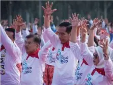  ?? REUTERS PIC ?? Indonesian President Joko Widodo and VicePresid­ent Yusuf Kalla dancing the poco-poco in Jakarta yesterday.