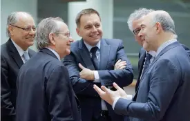  ??  ?? Eurogruppo. Il ministro dell’Economia Pier Carlo Padoan con il commissari­o Ue Pierre Moscovici ieri a Bruxelles insieme ai ministri delle Finanze di Malta, Edward Scicluna (a sinistra) e Slovacchia Peter Kazimir