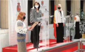  ?? ABC ?? Pilar Llop, presidenta del Senado, y Violeta Agrici, embajadora de Moldavia en España, inauguran la exposición ‘Mujeres y Cultura’