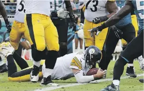  ?? GARY McCULLOUGH/THE ASSOCIATED PRESS ?? Pittsburgh Steelers quarterbac­k Ben Roethlisbe­rger dives over the goal-line for what proved to be the game-winning touchdown with just seconds to go in a 20-16 win over the Jacksonvil­le Jaguars Sunday after the Steelers trailed 16-0 at one point.