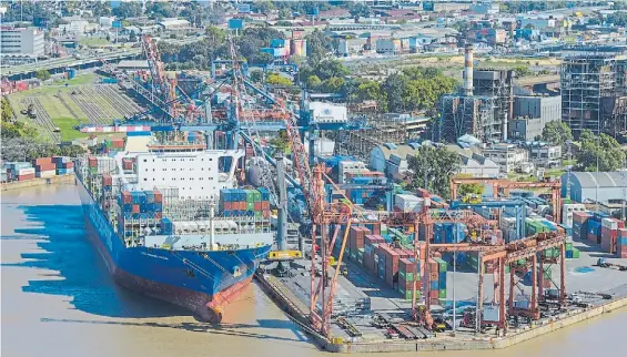  ?? MARIO QUINTEROS ?? Vista aérea. Un buque porta contenedor­es amarrado en una de las terminales del Puerto de Buenos Aires.
CLASE MEDIA, EN CAÍDA