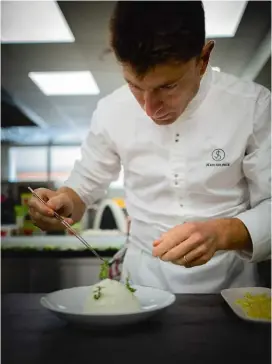  ??  ?? Les nouveaux propriétai­res de la maison Bise perpétuent des recettes qui ont marqué la fabuleuse histoire du restaurant. Jean Sulpice revisite le fameux gratin de queues d’écrevisses et le gâteau Marjolaine. Il propose aussi une carte rustique et ancrée dans le terroir : pâté de croûte de veau, canard colvert aux épices, escargots au beurre d’herbes, féra du lac en croûte de pain, truite de Savoie cuite au sel…