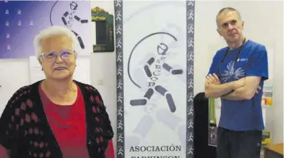  ?? FRANCISCO GONZÁLEZ ?? Asociación de Parkinson
La presidenta de la asociación, Pepi Villena, con Manuel Martín (usuario).