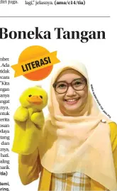  ?? N I D I A N U R ?? DUO: Nindia Nurmayasar­i berpose bersama boneka tangannya. Selama pandemi, penggiat literasi ini tetap aktif mendongeng dan membaca nyaring secara daring.