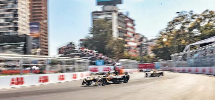  ??  ?? ► El piloto galo Jean-Éric Vergne lidera la carrera por el asfalto de Santiago.