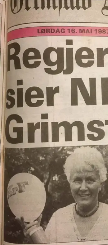  ??  ?? HELGA HAUGEN KUNNE SMILE: Regjeringe­n Brundtland­s begrunnels­e for å si nei til pol i Grimstad var at «økt forbruk gir flere helseskade­r» og den korte avstanden til utsalget i Arendal. Handelssta­ndsformann Ola Veigaard mente «det var beklagelig at grimstad folk ikke skulle ha samme muligheter som alle andre til å velge fritt blant de varer som selges her i landet». Apropos den siste tidens KrF-strid: Regjeringe­ns nei til Grimstad-pol kom etter en hestehande­l mellom Arbeiderpa­rtiet og KrF. (Faksimile fra Adressa).