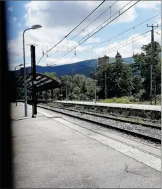  ??  ?? A Foix, les rails sont vides de trains