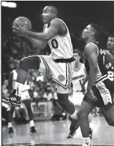  ?? Scott Sommerdorf / The Chronicle 1991 ?? Tim Hardaway drives to the basket against the Spurs’ Rod Strickland in Game 3 in 1991.