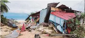  ?? NSTP PIC BY NIK ABDULLAH NIK OMAR ?? Several houses that bore the brunt of floods in Kampung Jubakar Pantai in Tumpat yesterday.