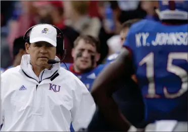  ?? [AP PHOTO/CHARLIE RIEDEL] ?? Coach Les Miles and Kansas are 0-4 in the Big 12 but nearly won at Texas last week.