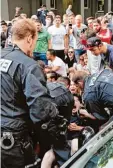  ?? Foto: dpa ?? Ein Polizeiein­satz vor einer Schule in Nürnberg eskalierte Ende Mai.