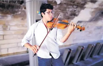  ??  ?? El joven veracruzan­o reconoce que tiene talento y asegura que dejar a su familia y amigos ha valido la pena porque se está preparando porque quiere tocar en una orquesta europea.