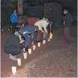  ?? SCHÜTZ FOTO: L. ?? Die Besucher zündeten die Kerzen auf dem Lichterweg an.