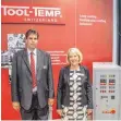  ??  ?? Robert Nechvatal (Geschäftsf­ührung) und Susanne Meichle (Vertrieb) vertreten die Tool-Temp mit Niederlass­ung in Meckenbeur­en.