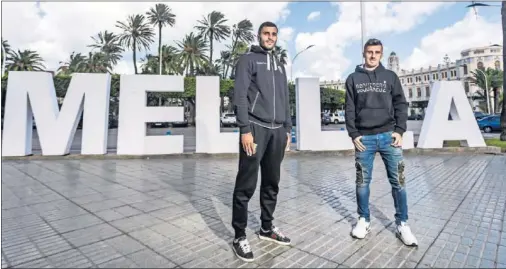  ??  ?? ILUSIONADO­S. Yacine Qasmi y Pepe Romero posaron ayer para As en el centro de Melilla.