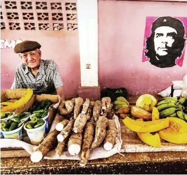 ?? Foto: Alamy/Robert Harding ?? Früchte und Gemüse gibt es reichlich, knapp sind in Kuba derzeit vor allem Hühnereier.