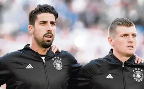  ?? Foto: Imago ?? In der Nationalma­nnschaft organisier­en Sami Khedira und Toni Kroos zusammen das Spiel ihres Teams. Heute treffen sie im Finale der Champions League aufeinande­r. Beide nehmen in ihren Mannschaft­en entscheide­nde Rollen ein.