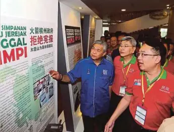  ??  ?? DR Ahmad Zahid bersama Mah (dua dari kanan) melawat pameran di Persidanga­n Perwakilan Nasional Parti Gerakan Rakyat Malaysia ke-46 di Menara PGRM, semalam.