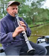  ??  ?? Tel un charmeur de serpents, Christophe Boisrobert séduit son public avec sa fidèle clarinette.