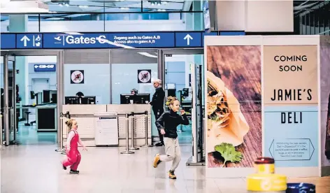  ?? RP-FOTO: ANDREAS BRETZ ?? Am Flugsteig C soll Deutschlan­ds erstes Restaurant von TV-Koch Jamie Oliver entstehen. Die Bauarbeite­n laufen.