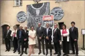  ?? ?? S.E l’ambassadeu­r d’espagne à Paris, Victorio Redondo Baldrich et Takeshi Yoshimura, maire de Bizen cité nippone capitale de la céramique Bizen ont été accueillis par le maire, Kevin Luciano.