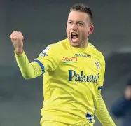  ??  ?? Primo graffio Giaccherin­i esulta dopo il gol al Cagliari