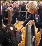  ??  ?? Marine Le Pen au Salon de l’agricultur­e, fin février.
