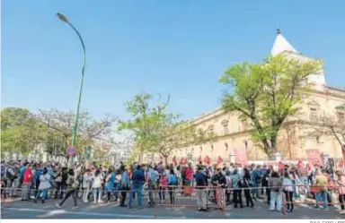  ?? RAÚL CARO / EFE ?? Concentrac­ión de los trabajador­es de Abengoa ante el Parlamento de Andalucía, ayer.