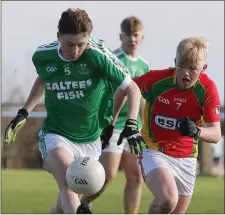  ??  ?? Luke Hunt of Kilross Gaels on a solo run to evade Cian Byrne.