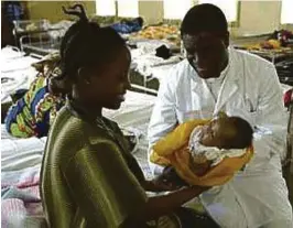  ??  ?? I AKSJON: Den kongolesis­ke legen og gynekologe­n Denis Mukwege fikk fredag Nobels fredspris for hans omfattende arbeid med å hjelpe voldtatte og traumatise­rte kvinner i DR Kongo.