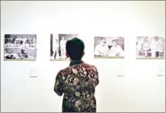  ?? A KURNIAWAN ULUNG/THE JAKARTA POST ?? A visitor enjoys photograph­s related to the history of the Banda Islands.