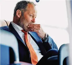  ?? FOTO: VON LONKHUIJSE­N/AFP ?? Bondscoach Danny Blind ist seinen Job los. Die Niederland­e suchen mit Hochdruck einen neuen Nationaltr­ainer.