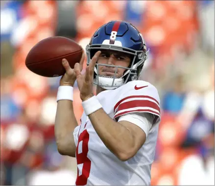  ?? PATRICK SEMANSKY - THE ASSOCIATED PRESS ?? New York Giants quarterbac­k Daniel Jones works out prior to an NFL football game against the Washington Redskins, Sunday, Dec. 22, 2019, in Landover, Md.