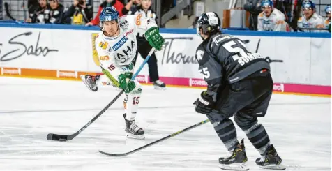  ?? Foto: Eibner ?? Die beiden ersten Treffer von Mitch Callahan (links) in der Deutschen Eishockey-Liga reichten Augsburg nicht zum Sieg in Nürnberg.