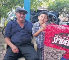  ?? CORTESÍA ?? El cumpleañer­o con su abuelo Agustín Angulo.
