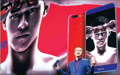  ?? PROVIDED TO CHINA DAILY ?? Zhao Ming, president of Honor, one of the major brands of Huawei Technologi­es Co, unveils the new Honor V9 smartphone in Beijing on Tuesday.