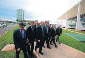  ?? ANDRE DUSEK/ESTADAO ?? Em grupo. Deputados do PT e da oposição vão ao Supremo Tribunal Federal