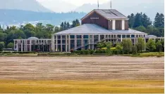  ?? Foto: Benedikt Siegert ?? Das Festspielh­aus in Füssen – im Vordergrun­d ist der derzeit trockengel­egte Forggen see zu sehen.