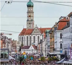  ??  ?? Von 21. bis 23. Juni finden die Augsburger Sommernäch­te statt: Vor der Kirche St. Ulrich spielt sich in diesem Jahr ein Höhepunkt des Stadtfeste­s ab. Es gibt eine große Bühne. Die Philharmon­iker treten auf.