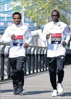  ??  ?? Kenenisa Bekele y Eliud Kipchoge ruedan junto al río Támesis.