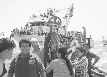  ?? FOTO: EL DIARIO ?? La travesía marítima con los santos es una manifestac­ión que se disfruta en el sitio Los Arenales, que busca ser declarada patrimonio cultural.