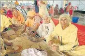  ?? HT PHOTO ?? ▪Women preparing food at a langar in Sultanpur Lodhi.