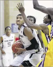  ?? MARK WEBER / THE COMMERCIAL APPEAL ?? Dedric Lawson (center), a 6- 8 forward, plans to reclassify to the class of 2015 and join his older brother, K. J. Lawson, at the U of M for the 2015-16 season.