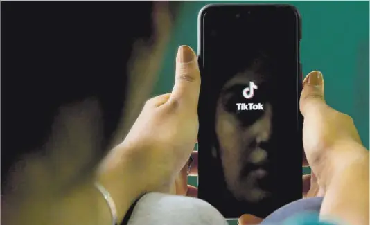  ?? Manjunath Kiran / AFP ?? Una adolescent­e india utiliza la aplicación Tik Tok en su ‘smartphone’.