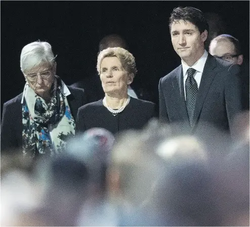  ?? NATHAN DENETTE / THE CANADIAN PRESS ?? Ontario Premier Kathleen Wynne, centre, and Prime Minister Justin Trudeau arrive at the memorial service for Apotex billionair­e couple Barry and Honey Sherman in Mississaug­a, Ont, on Thursday.