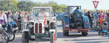  ?? FOTO: JULIA KNAUT ?? Oldtimer auf Parkplatzs­uche: Beim Hoffest ist jedes Jahr viel los.